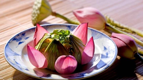 Hoa sen thường được lựa chọn để trang trí và bày biện mâm lễ cúng phật ngày rằm tháng 7