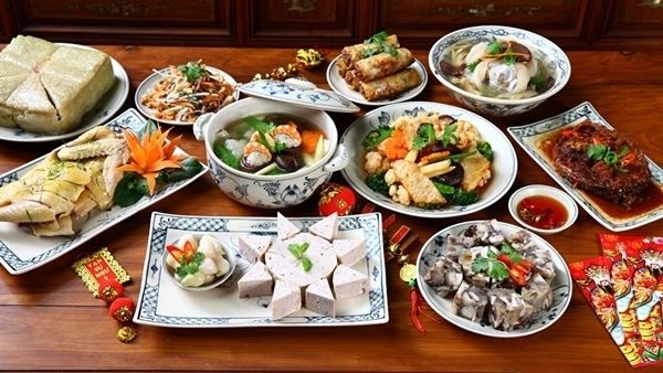 Mâm cúng gia tiên và thần linh thiên về lễ mặn