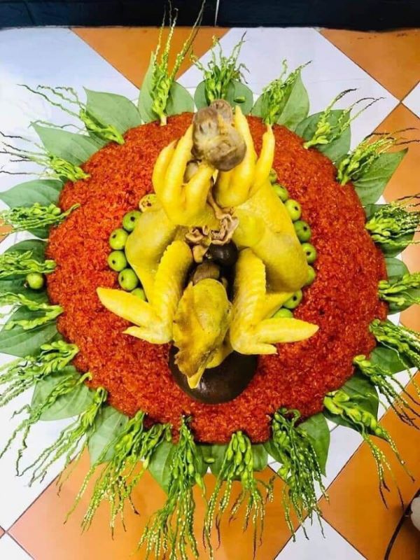 Mâm lễ cúng thần linh thường để một mâm xôi gà.
