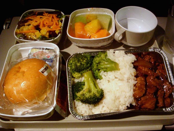 11 yếu tố khiến bữa ăn trên máy bay mất ngon mà bạn không ngờ tới
