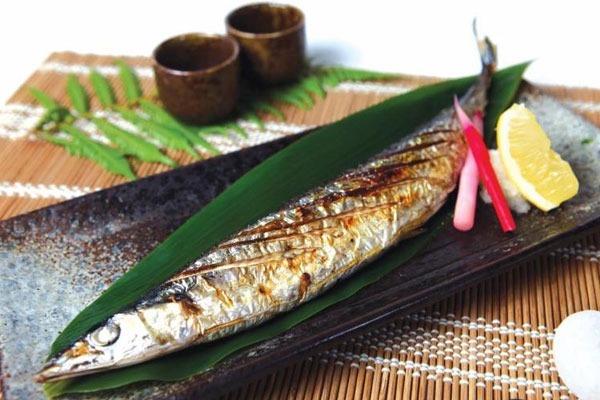 Cá Sanma nướng muối