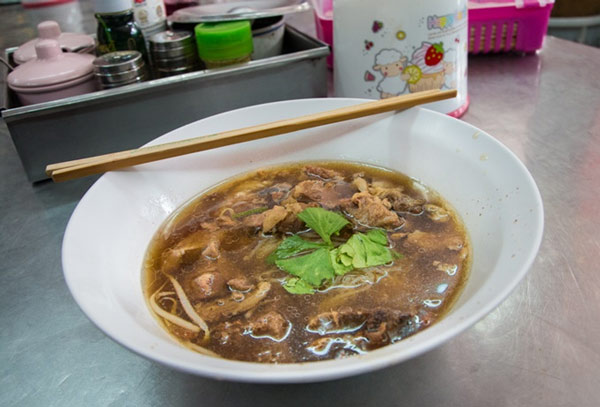 Nồi hủ tiếu bò kho khổng lồ đắt khách ở Bangkok - Thai Lan