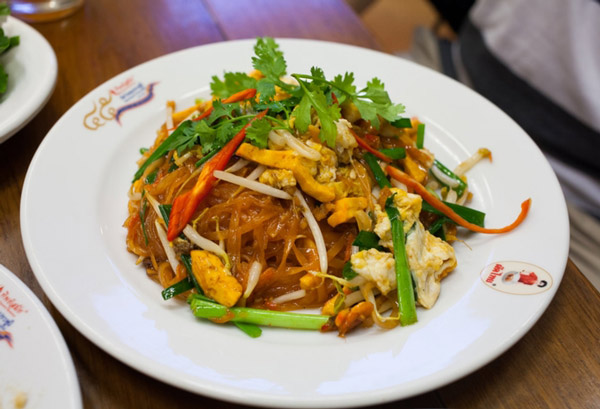 Tiệm pad Thái xếp hàng dài nhất Bangkok