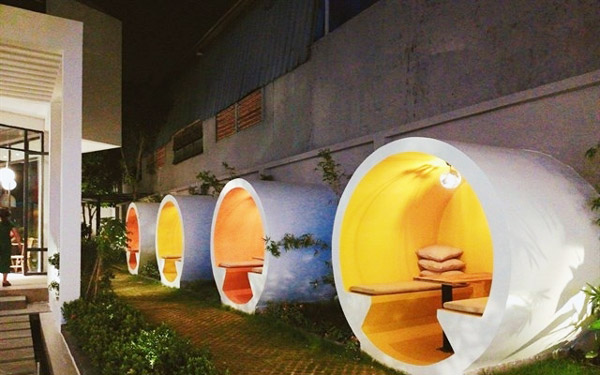 QUÁN CÀ PHÊ CHO KHÁCH NGỒI TRONG ỐNG CỐNG Ở SÀI GÒN