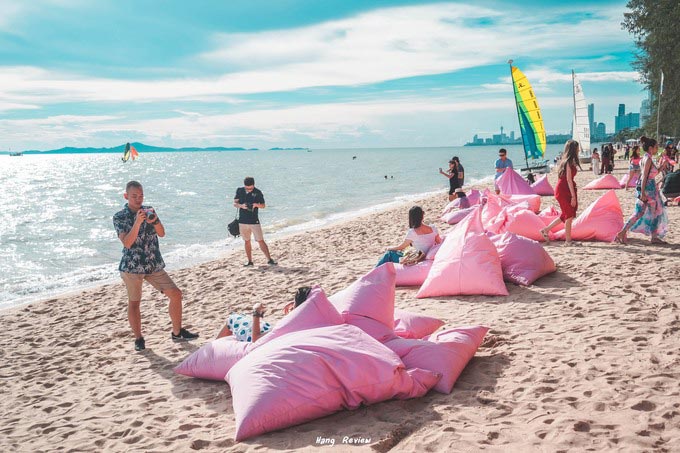 Quán bar màu hồng sát bờ biển Pattaya làm say lòng phái nữ