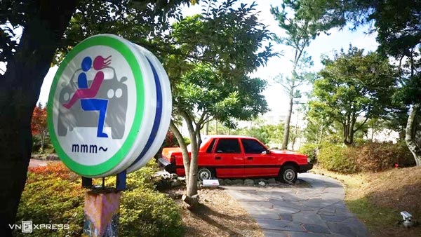 Công viên khiến khách tham quan đỏ mặt