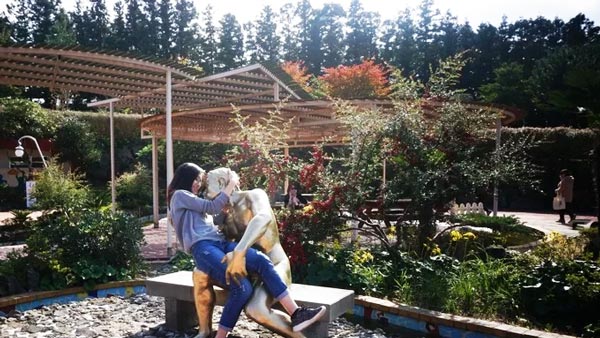 Công viên khiến khách tham quan đỏ mặt