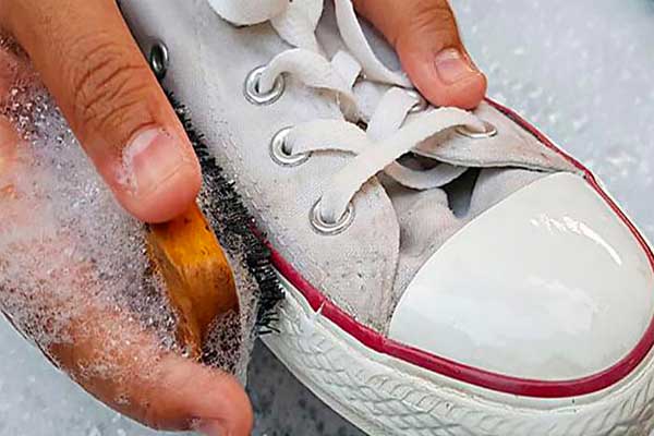 Cách giặt giày trắng không bao giờ bị ố vàng