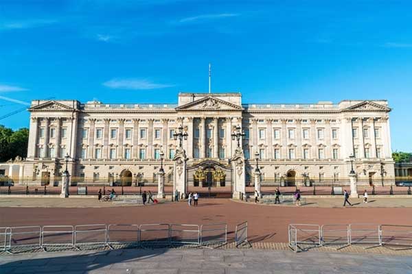 Hoàng gia Anh đóng cửa điện Buckingham