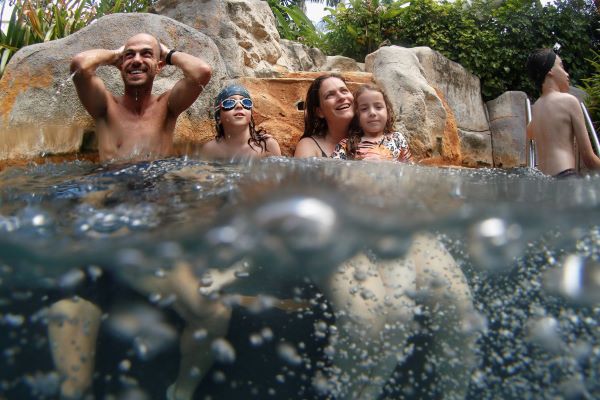 Nhiều du khách đến Phuket bị mắc kẹt vì dịch bùng phát