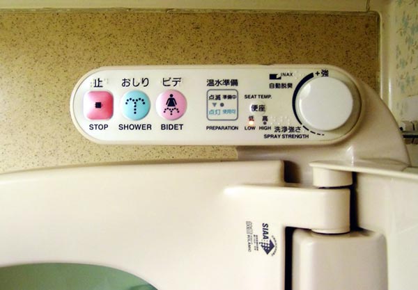 Toilet công nghệ khiến du khách 'ngồi mãi không muốn ra' ở Nhật