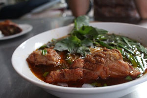 Mì sườn kho hiếm có ở Sài Gòn