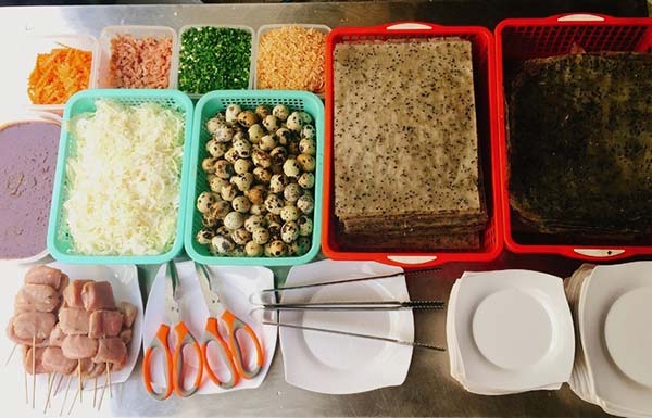 Đủ món ăn vặt miền Trung trong hẻm nhỏ Sài Gòn