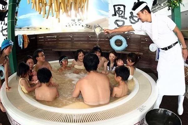 Nhật Bản mở dịch vụ tắm mì ramen để cải thiện làn da