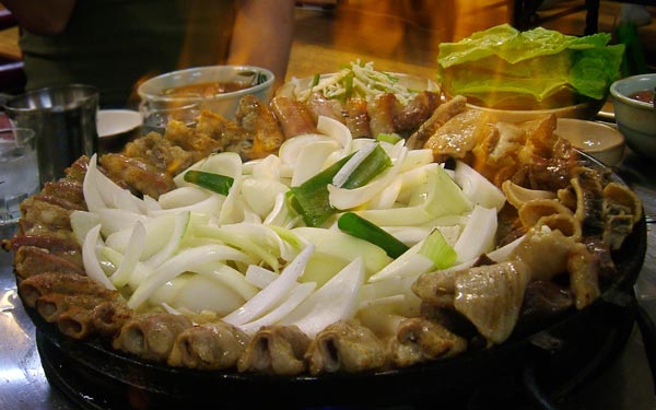 Phố lòng nướng bình dân dành cho du khách 'gà mờ' ở Seoul